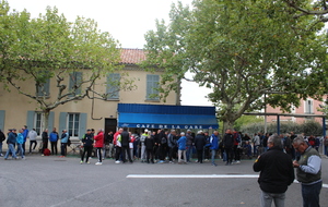 La foule devant le café de la Gare